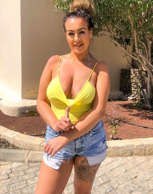 Real Bikini Girls pleased to share with you a free picture gallery with Zara C unveiling hot shape