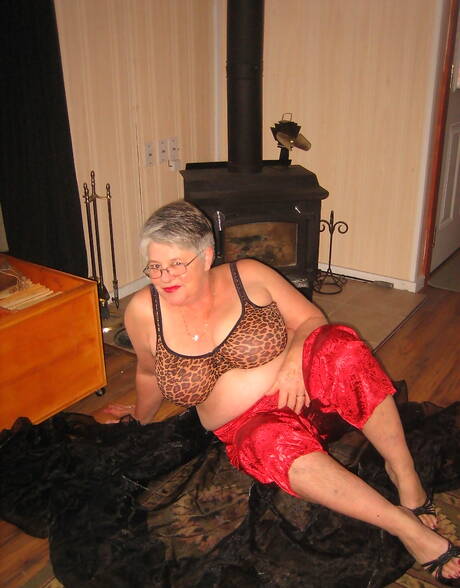 TAC Amateurs are proud to present you with a free photos featuring Girdle Goddess demonstrating sexy shape