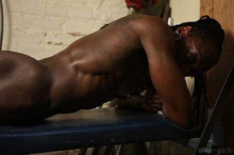 Female Muscle Network offers a free xxx photo gallery with Roxanne Edwards unveiling perfect body